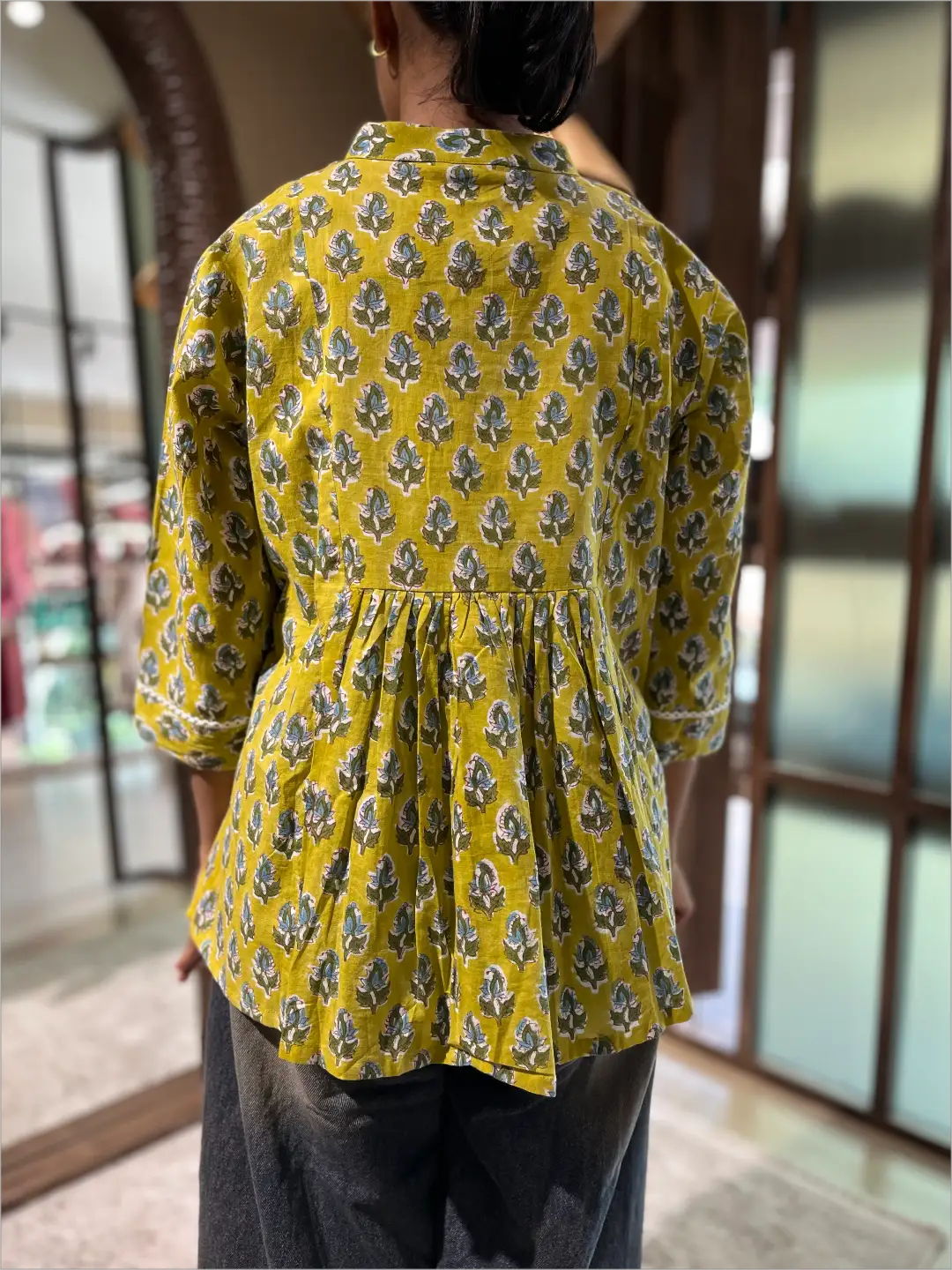 SHORT TOP